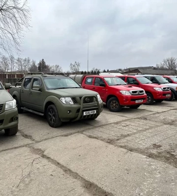 Британські благодійники передали військовим з Львівщини 20 авто на передову, - ФОТО