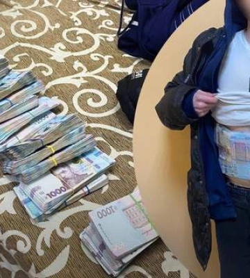 Зробив собі "бронік" з грошей: пасажир намагався провести через кордон 2 мільйони