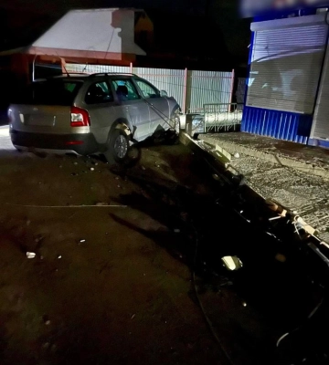 На Київщині п’яний водій зніс електричний стовп (ФОТО)