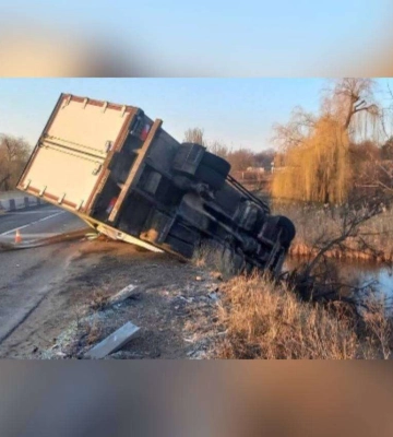 У Мар’янівці вантажівка вилетіла з мосту