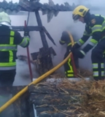 У Сарнах згоріли тонни соломи й пиломатеріали
