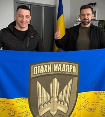 «Птахи Мадяра» подарували прапор керівництву закарпатської ОДА