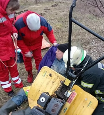 На Дніпропетровщині рятувальники деблокували ногу чоловіка, що застрягла у мотоблоці