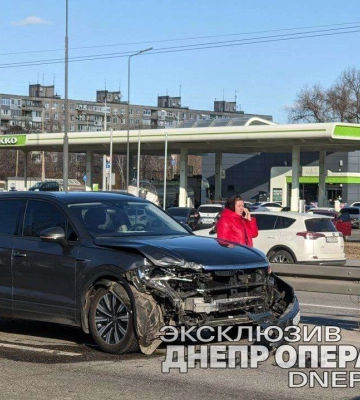 У Дніпрі на Новому мосту спортивна машина влетіла у Volkswagen: відео моменту