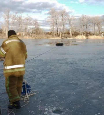 У Полтаві рятувальники дістали з водойми жінку, яка провалилася під лід