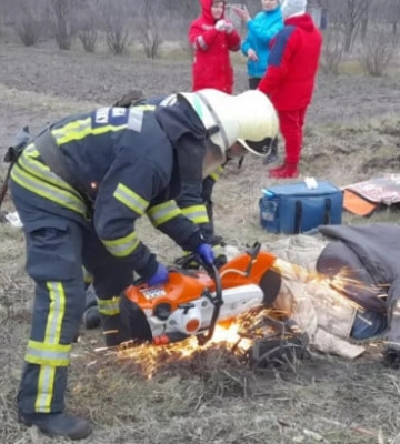 На Дніпропетровщині рятувальники деблокували ногу чоловіка, що застрягла у мотоблоці
