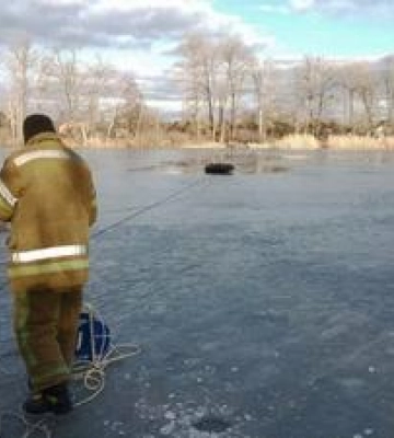 У Прирічковому парку Полтави двоє людей провалилися під кригу