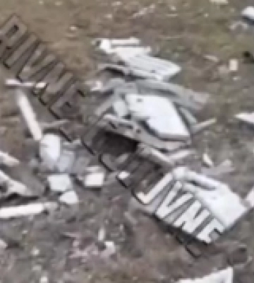 У Сарнах біля школи авто розтрощило паркан (ВІДЕО)