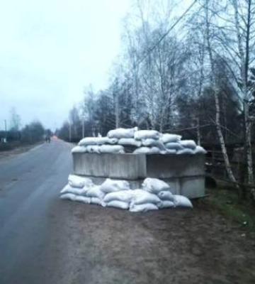 У прикордонному селі на Рівненщині чоловік навмисно зніс трактором оборонні укріплення
