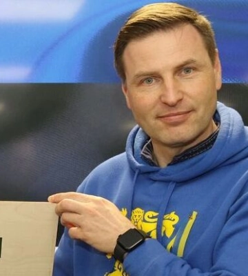 Министр обороны Эстонии Певкур спел хит "Браття українці" вместе с фронтменом группы "Шабля". Видео
