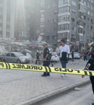 На сході Туреччини обвалилася 6-поверхова будівля, яка була пошкоджена землетрусом
