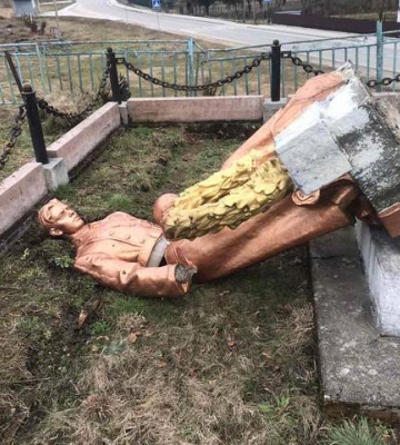 Военнослужащие снесли советские памятники в селах Львовщины: забавные кадры