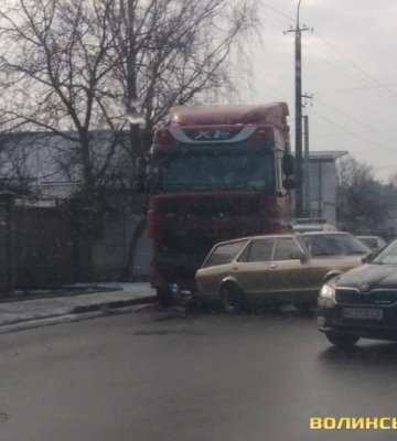 Ранкова аварія у Луцьку: зіткнулися вантажівка і «форд»