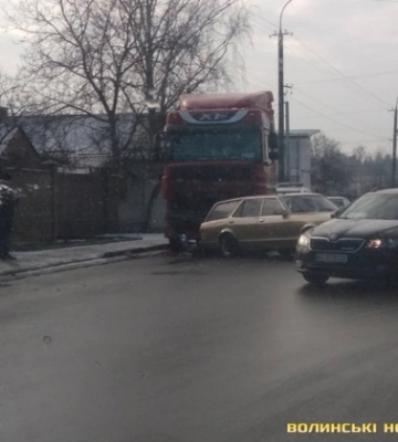 У Луцьку не розминулися вантажівка і «форд»