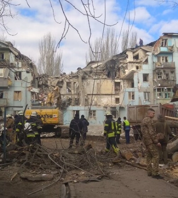 В Запорожской ОВА рассказали о помощи пострадавшим в результате ракетного удара по многоэтажке