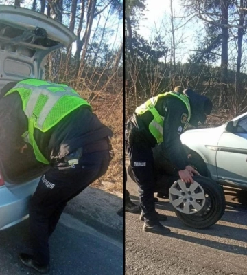 На Рівненщині поліцейські допомогли жінці змінити колесо в автівці