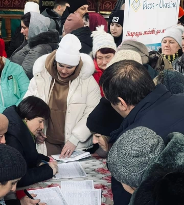 Переселенцям у Березному роздали у храмі подарункові сертифікати