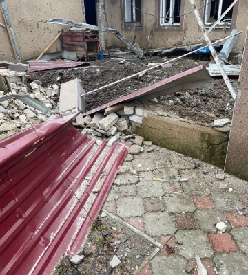 Одеські поліцейські виявили пса, прив’язаного біля воронки від ворожої ракети на території будинку його господарів