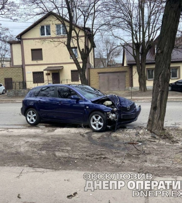 У Дніпрі на Савченка Mazda влетіла у дерево: постраждала водій 