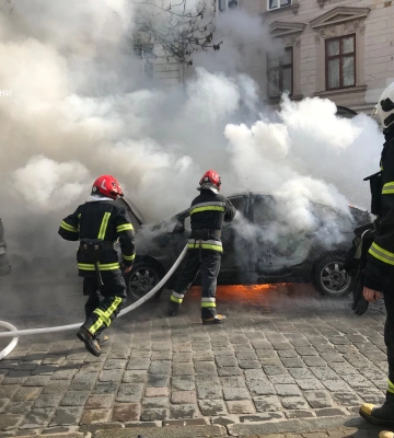 У Львові загорівся автомобіль на проспекті Шевченка, - ФОТО