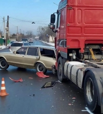 Фура протаранила припарковане авто: деталі ранкової ДТП у Луцьку (фото, відео)