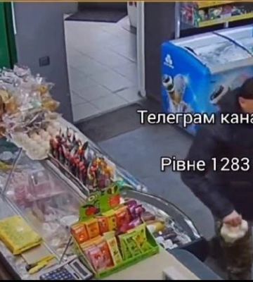 Із магазину в Рівному чоловік вкрав десяток яєць (ВІДЕО)