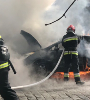 У центрі Львова вщент згоріла «Toyota Prius» (ФОТО)