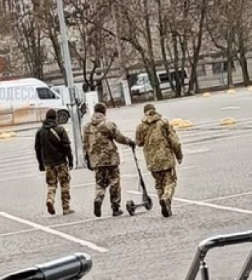 Українські військові на самокатах в Одесі порадували соцмережі: фото та відео