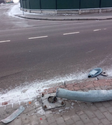 На Волині сталася аварія: авто в&amp;#039;їхало в електроопору