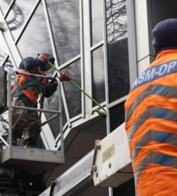 Миють скло, металеві поручні, сходи та ескалатори: комунальники Дніпра очищують наземний перехід на просп. Слобожанському