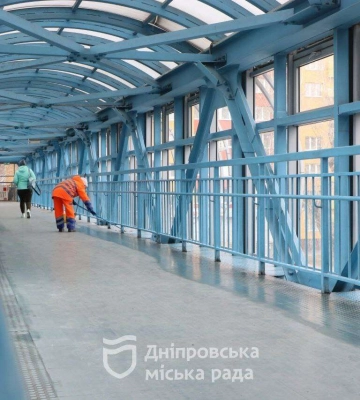 Миють скло, металеві поручні, сходи та ескалатори: комунальники Дніпра очищують наземний перехід на просп. Слобожанському