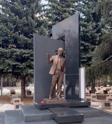 Памятник Геннадию Кернесу установили в Харькове (видео)