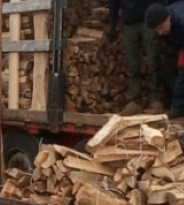 Із Вараського району на Херсонщину волонтери доставили вантажівки дров і городини. ФОТО
