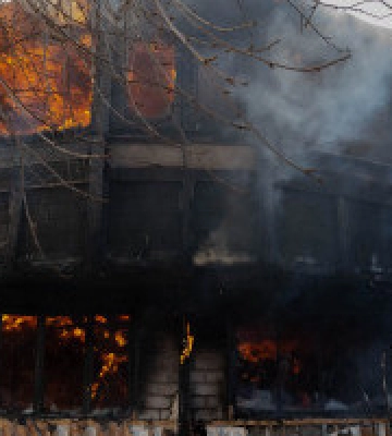 Під час гасіння пожежі у приватній садибі столичними рятувальниками було виявлено тіло чоловіка (фото, відео)