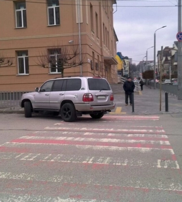 Топ-5 автохамів тижня: у Дніпрі наклали 5 301 штраф за порушення правил паркування
