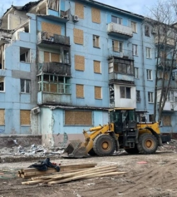 У Запоріжжі обстежують будинок, в який влучила російська ракета