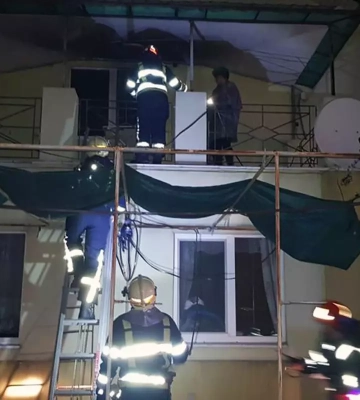 На Дніпропетровщині спалахнув будинок: врятовано жінку та трьох дітей (відео)