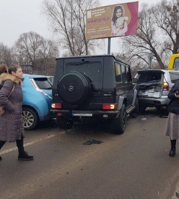 У Києві масштабна ДТП за участю маршрутки та легковиків (відео)