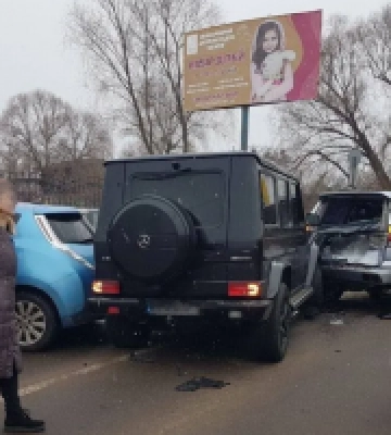 На столичних Осокорках аварія: зіткнулися маршрутка й кілька легковиків