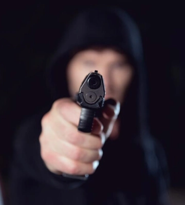 В центре Днепра мужчина с пистолетом напал на женщину