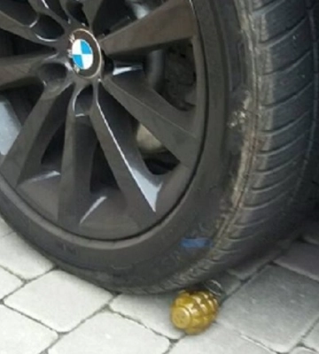 У Дніпрі на парковці невідомі підкинули гранату під колесо BMW: подробиці