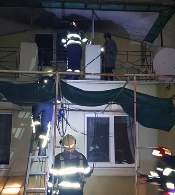 Під час гасіння пожежі в Павлограді вогнеборці врятували жінку з трьома дітьми (ВІДЕО)