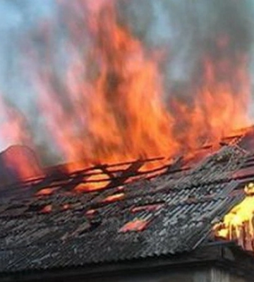 У Пісочному через куріння горів дерев’яний будинок