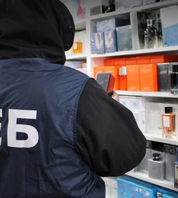 На Одещині під час обшуків знайшли 40 тисяч флаконів підроблених парфюмів відомих брендів