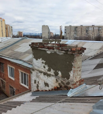 На доме в Харькове после обстрелов восстановили 1100 кв. метров кровли 