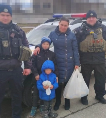 Поліцейські з Одещини допомогли постраждалій сім’ї з Херсона