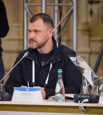 Поки ідуть бойові дії, керівництво МВС буде пересуватися автівками та залізницею: Клименко про авіатрощу у Броварах