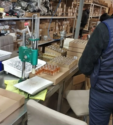 В Одесі поліція припинила діяльність мережі підпільних «фабрик» із виробництва «брендових» парфумів