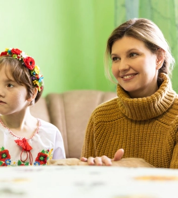 В любимом горчичном свитере и черных брюках: Зеленская показала свой второй выход во Львове