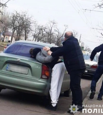 Шахрая, який назвався лікарем і ошукав літню жінку на значну суму, затримали у Миколаєві